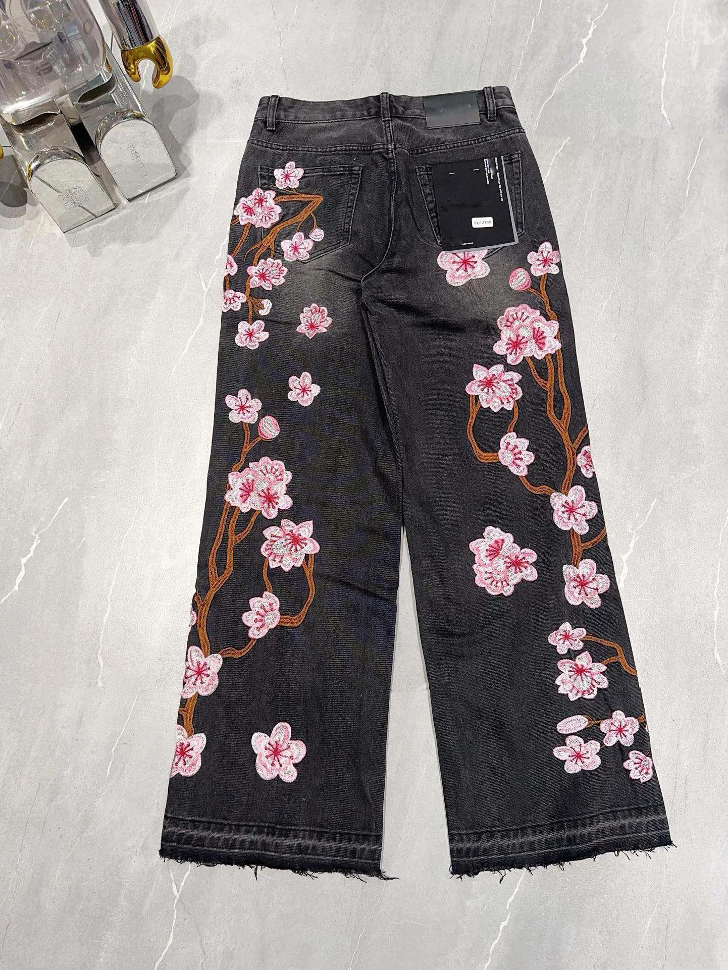 Black Ripped Wide Leg Baggy Jeans Men Peach Blossom Embroidery Loosen Denim Pants Males Opened Hem Trousers 240903