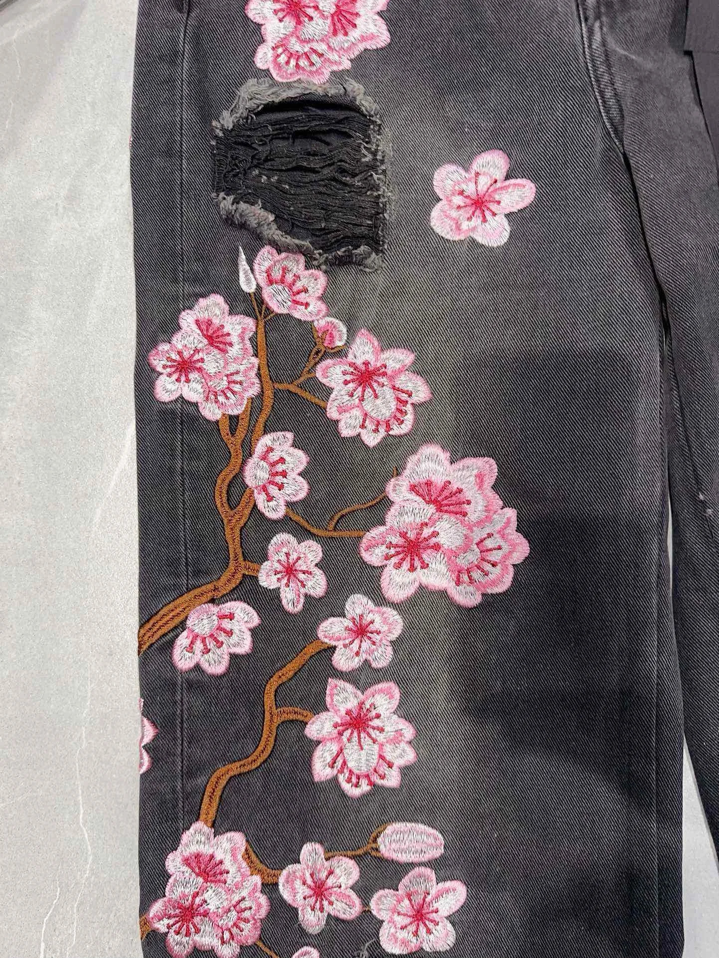 Black Ripped Wide Leg Baggy Jeans Men Peach Blossom Embroidery Loosen Denim Pants Males Opened Hem Trousers 240903