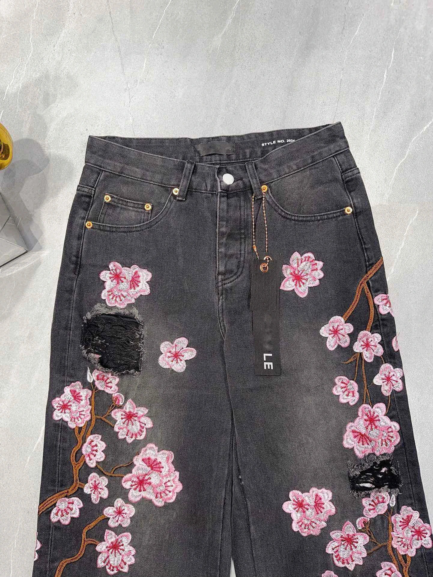 Black Ripped Wide Leg Baggy Jeans Men Peach Blossom Embroidery Loosen Denim Pants Males Opened Hem Trousers 240903