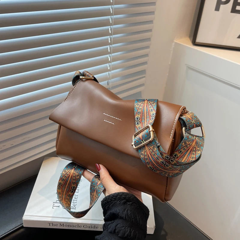 Vintage Bag Womens High Quality Shoulder Simple And Versatile Wide Strap Solid Color Crossbody Small Squar 240905