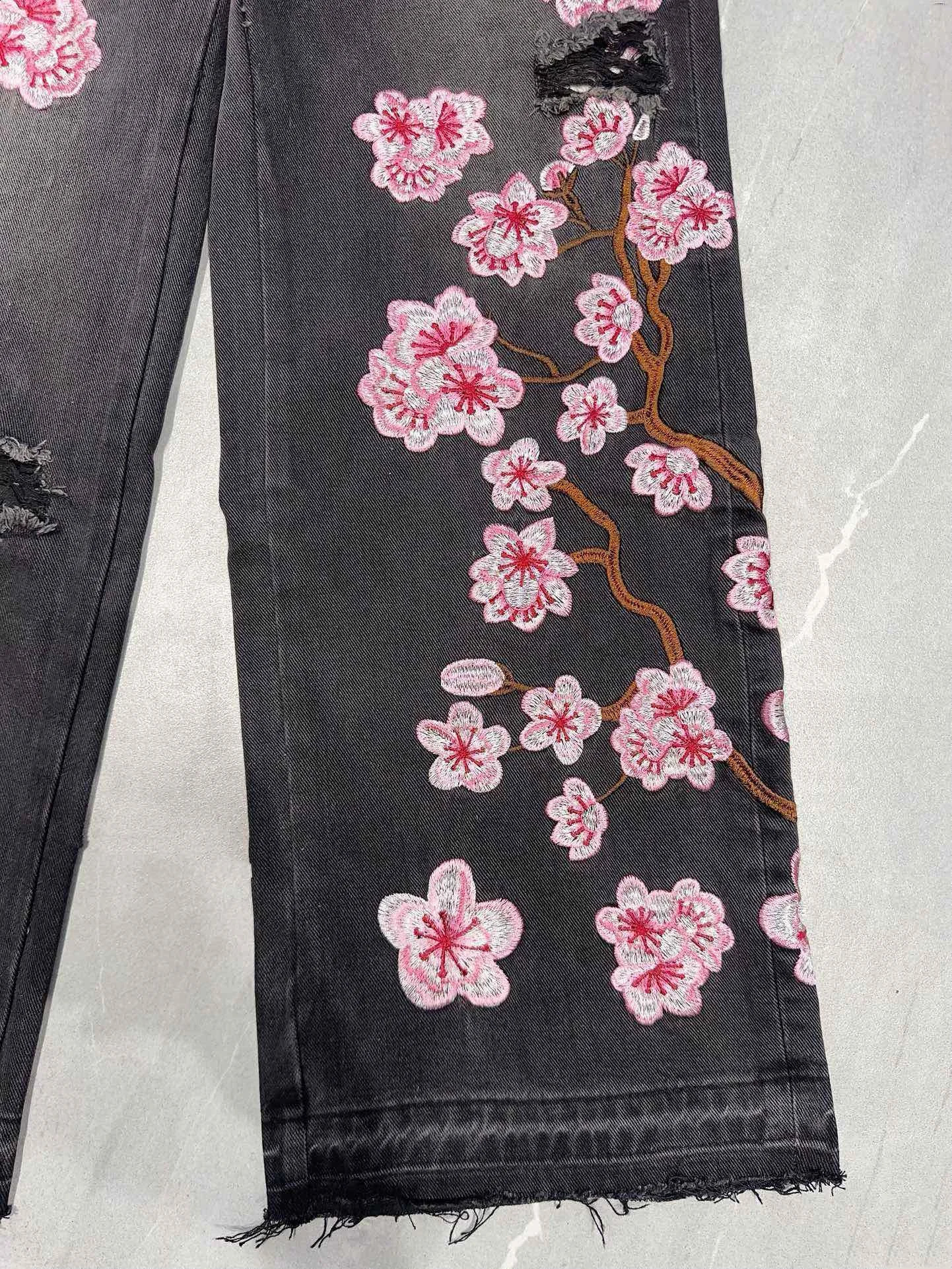 Black Ripped Wide Leg Baggy Jeans Men Peach Blossom Embroidery Loosen Denim Pants Males Opened Hem Trousers 240903