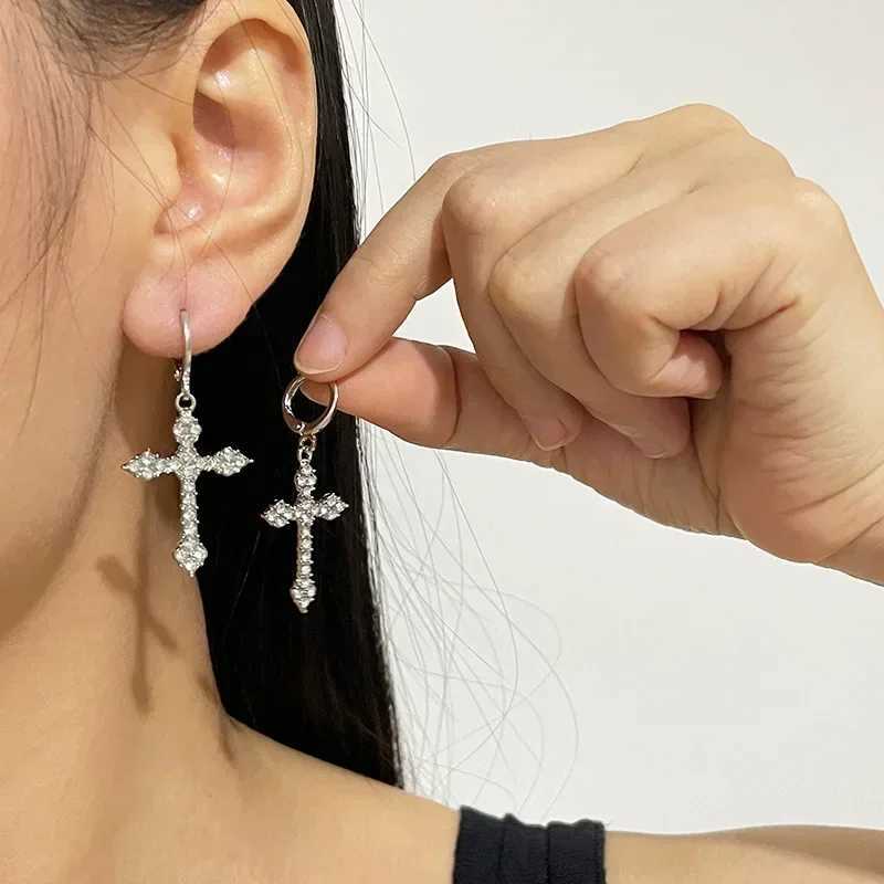 Korean Fashion Zircon Crystal Cross Womens Pendant Earrings Used for Gothic Punk Hip Hop Womens Perforated Pendant Earrings Party Jewelry W2409049