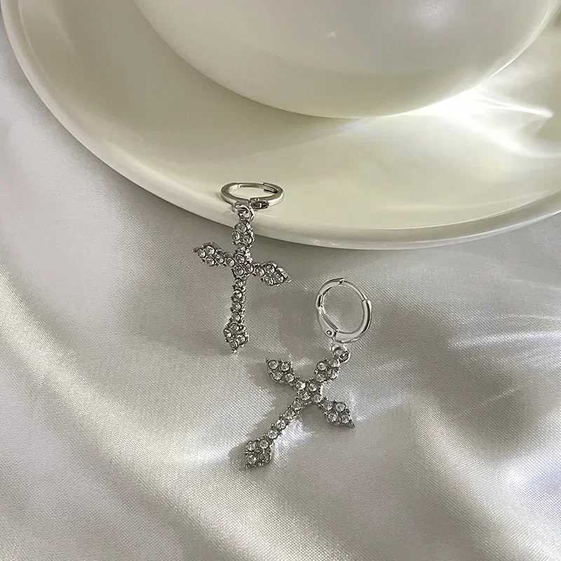 Korean Fashion Zircon Crystal Cross Womens Pendant Earrings Used for Gothic Punk Hip Hop Womens Perforated Pendant Earrings Party Jewelry W2409049