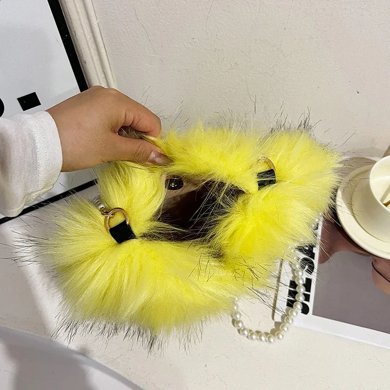 Winter Fashion Womens Artificial Fur Bag Heart shaped Plush Shoulder Pearl Chain Cross Body Soft Warm Sun Clutch 240906