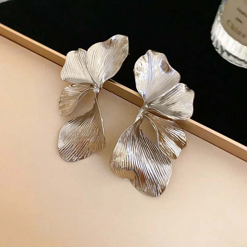Xiaoluoke retro geometric metal leaf stud earrings suitable for female punk extruded gold earrings party jewelry gifts 240905