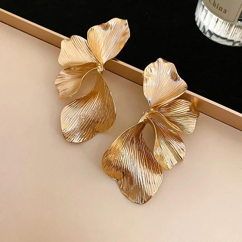 Xiaoluoke retro geometric metal leaf stud earrings suitable for female punk extruded gold earrings party jewelry gifts 240905
