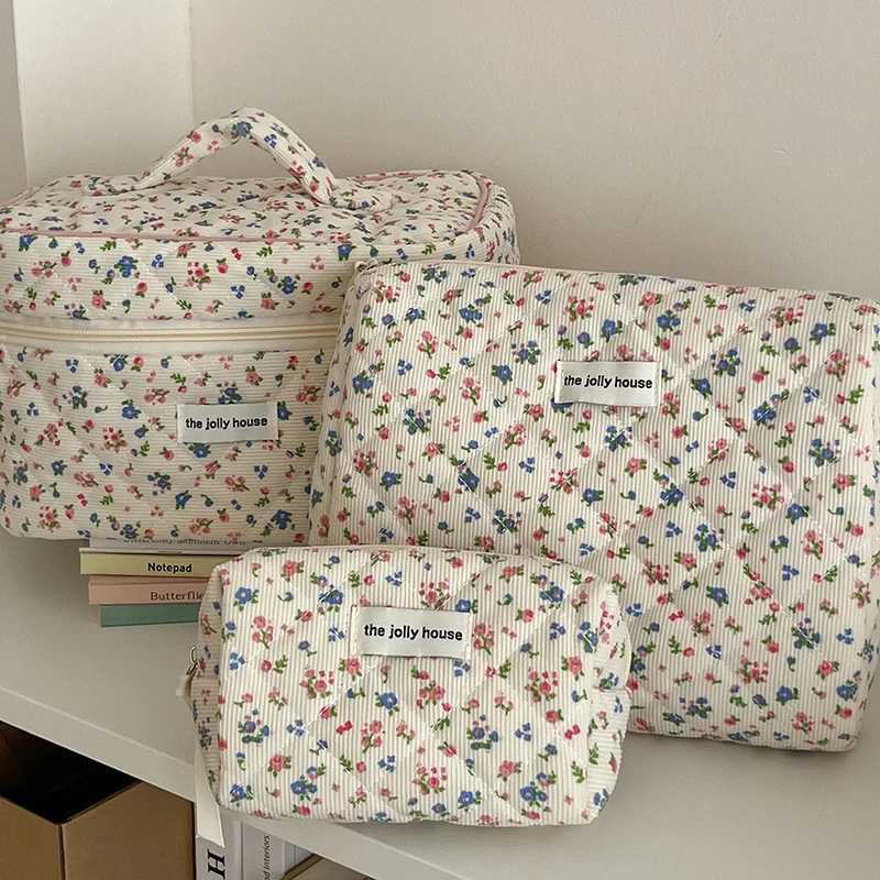 Fashionable retro floral womens makeup bag cotton handbag portable womens cosmetics storage handbag travel organizer zipper duvet cover bag W240905