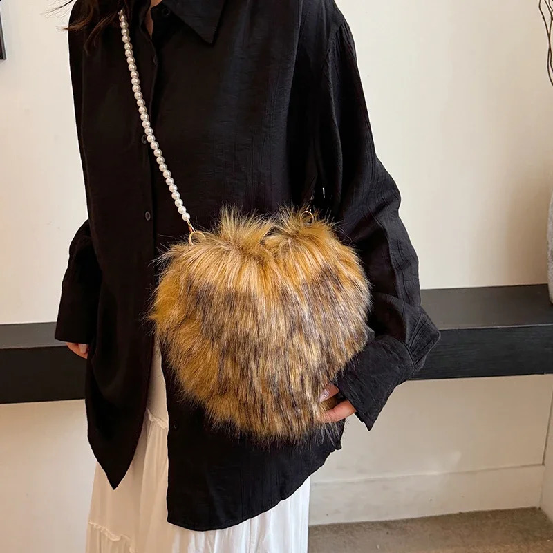 Winter Fashion Womens Artificial Fur Bag Heart shaped Plush Shoulder Pearl Chain Cross Body Soft Warm Sun Clutch 240906
