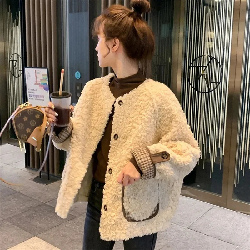 Spring and Autumn Womens Short Cashmere Top Loose Suitable for Xiaoxiangfeng Coat Round Neck Thick Jacket 240905