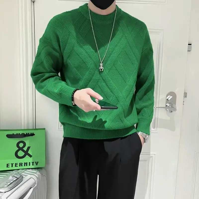 2023 New Autumn and Winter Trend Personalized Round Neck Plaid Long Sleeved Solid Color Versatile Oversize Mens Knitted Sweater Y240906