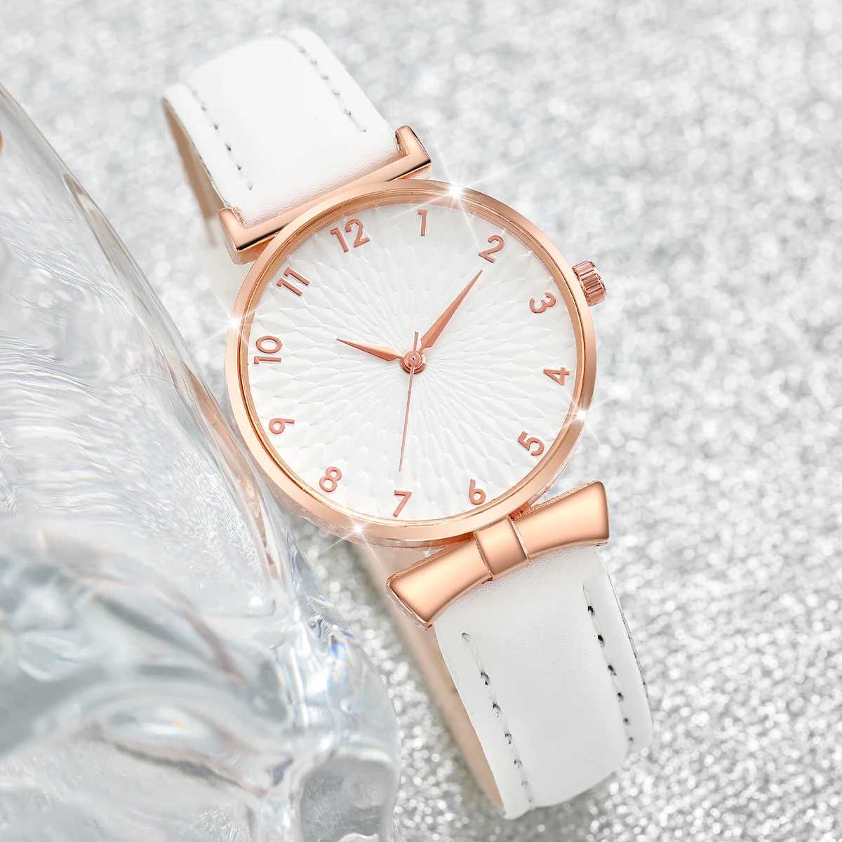 4-piece/set fashionable womens leather strap quartz watch heart-shaped bracelet white black set W240902