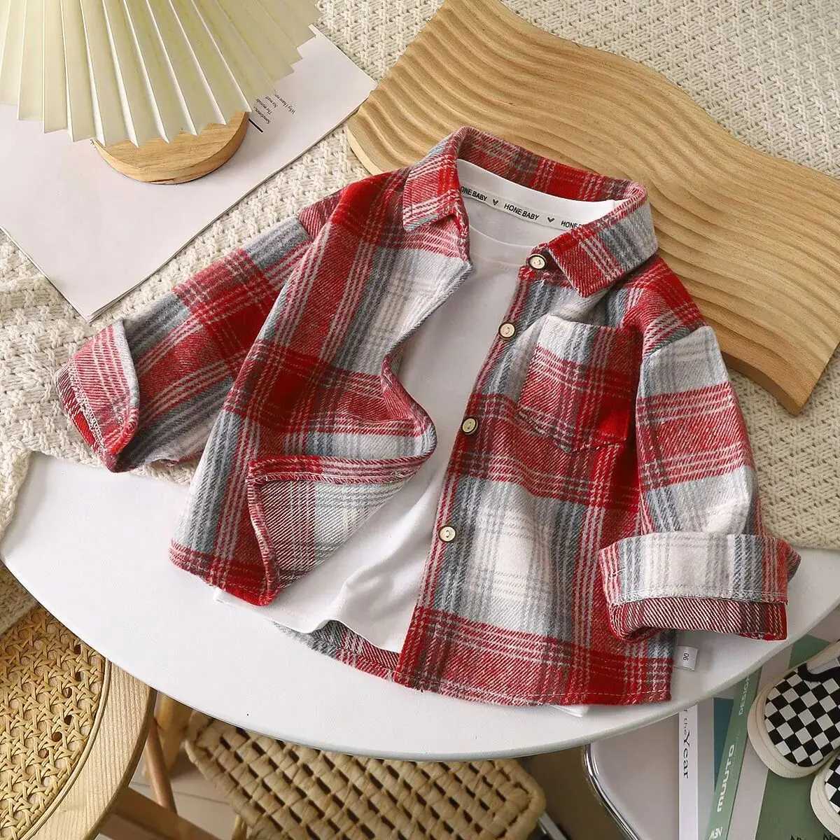 Spring and Autumn Boys and Girls Shirts New Childrens Checkered Shirt Retro Color blocked Cardigan Collar Top Coat Y240906