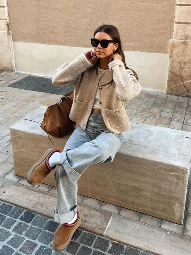 Fashion khaki womens short knitted cardigan elegant Oneck long sleeved single chest pocket sweater Communicating 240905