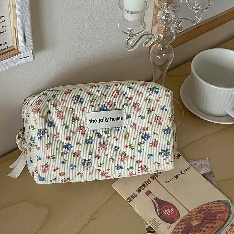 Fashionable retro floral womens makeup bag cotton handbag portable womens cosmetics storage handbag travel organizer zipper duvet cover bag W240905