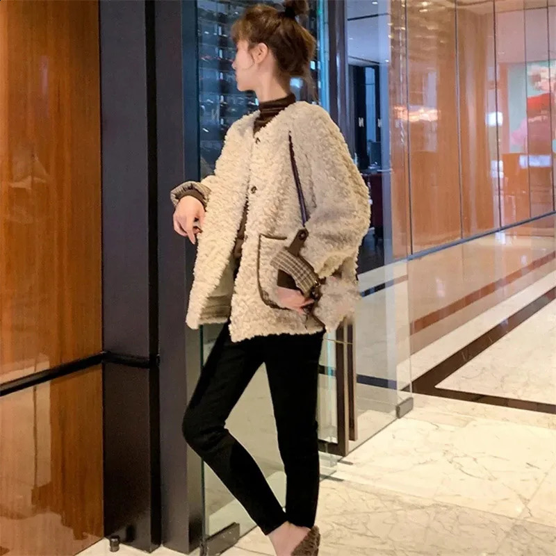Spring and Autumn Womens Short Cashmere Top Loose Suitable for Xiaoxiangfeng Coat Round Neck Thick Jacket 240905