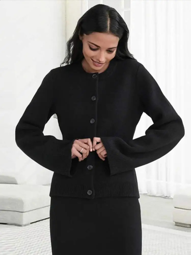Elegant womens solid knit pocket cardigan stylish Oneck long sleeved sweater single chest ultrathin office ladies 240905