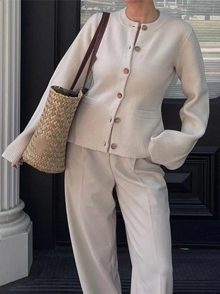 Elegant womens solid knit pocket cardigan stylish Oneck long sleeved sweater single chest ultrathin office ladies 240905