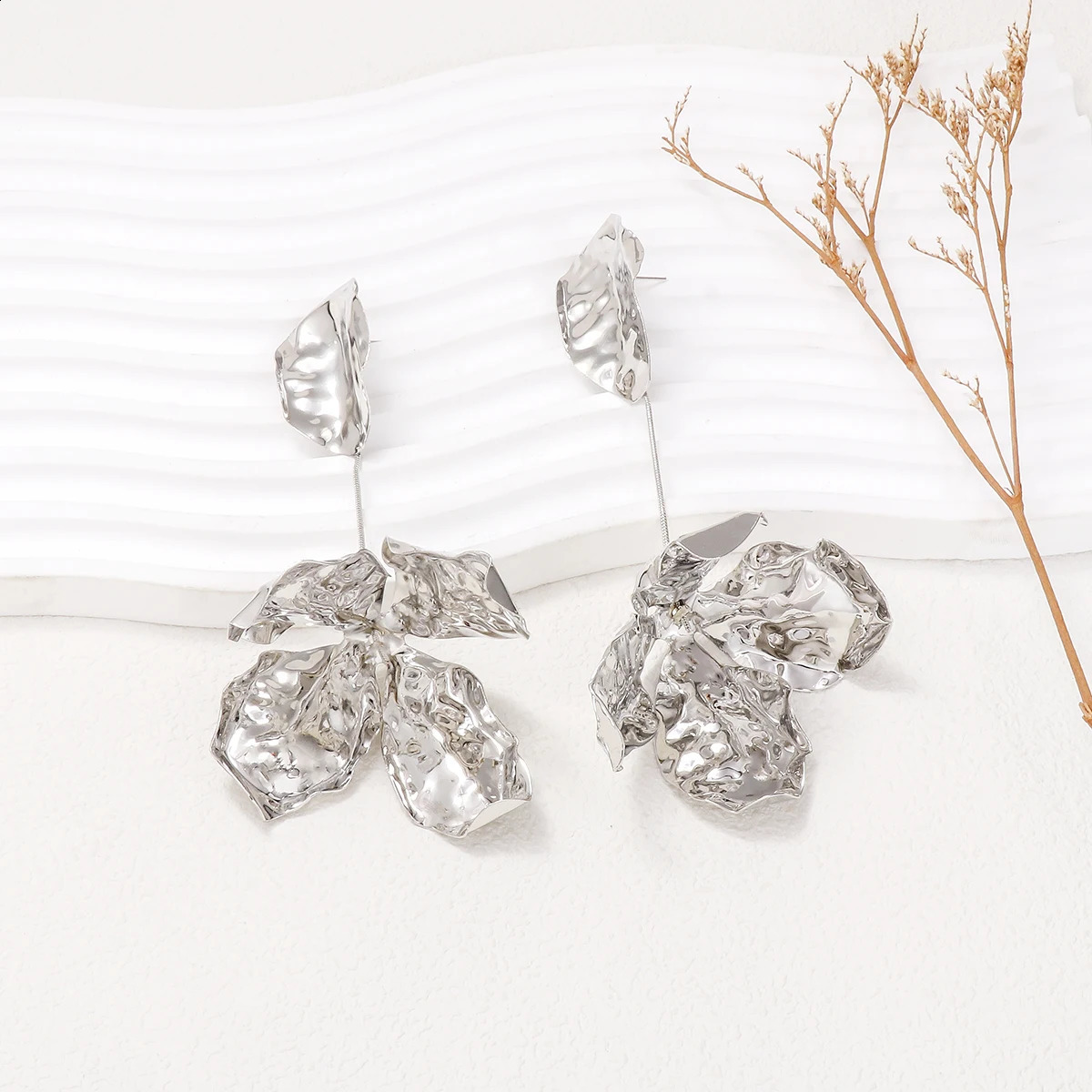 2024 Womens Holiday Party Accessories Metal Flower Earrings Declaration Jewelry 240905
