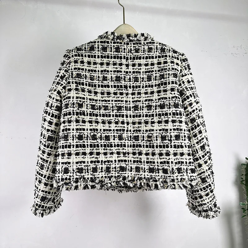 Women Small Fragrant Tweed Quilted Coats Winter High Quality Elegant Thick Warm Round Neck Tassels Casual French Fashion Jacket 240904