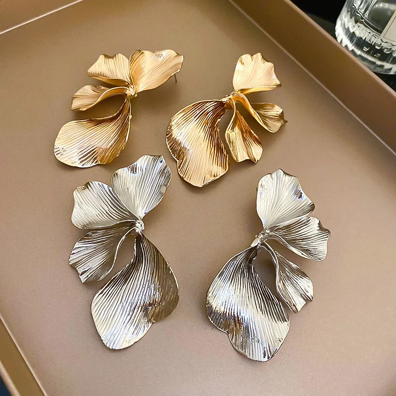 Xiaoluoke retro geometric metal leaf stud earrings suitable for female punk extruded gold earrings party jewelry gifts 240905