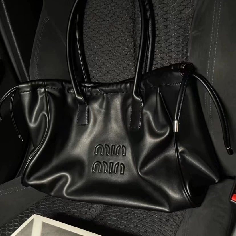 Large capacity drawstring tote for women 2024 new soft leather single shoulder underarm shopping bag 4