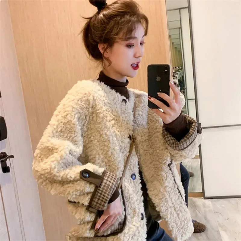 Spring and Autumn Womens Short Cashmere Top Loose Suitable for Xiaoxiangfeng Coat Round Neck Thick Jacket 240905
