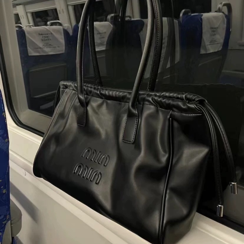 Large capacity drawstring tote for women 2024 new soft leather single shoulder underarm shopping bag 4