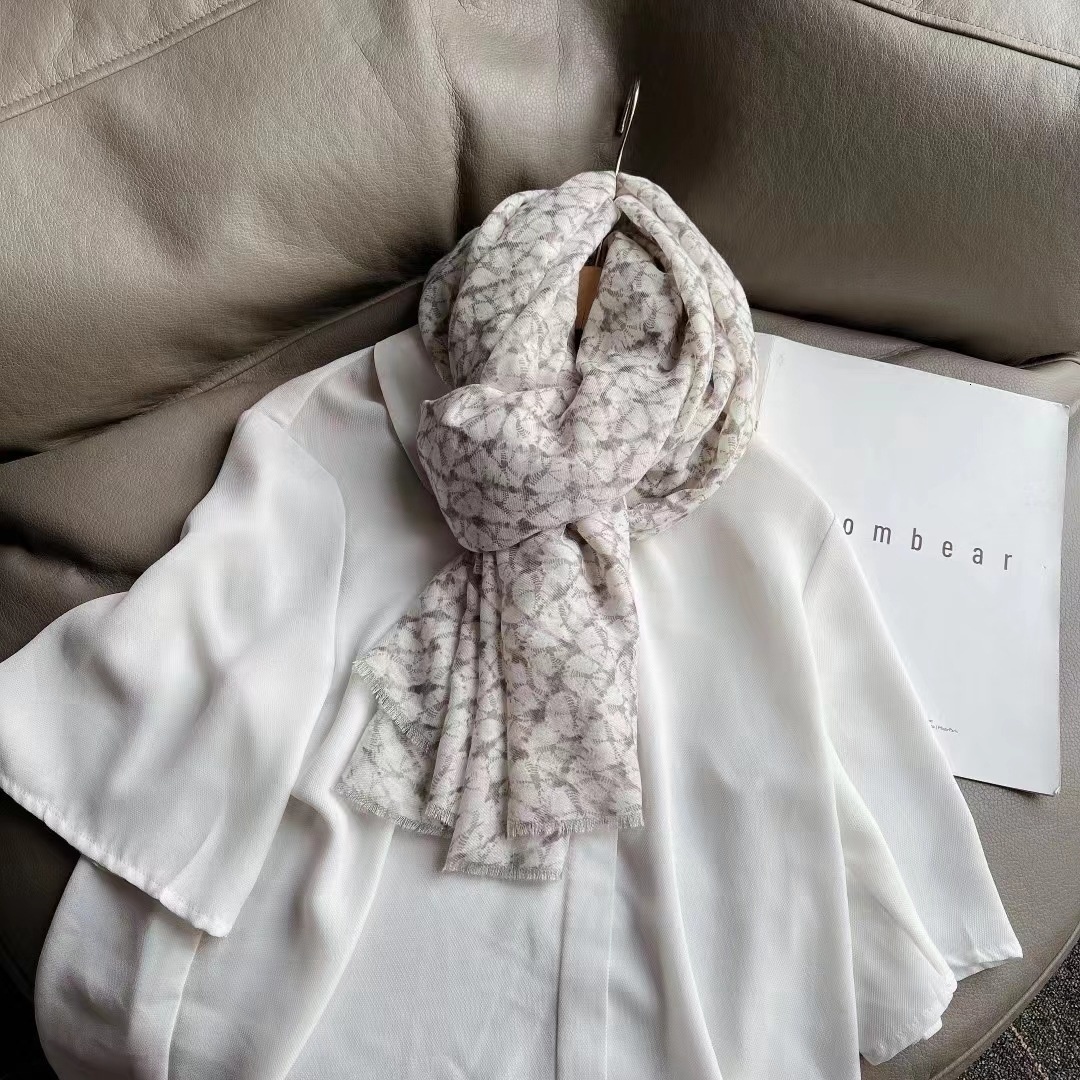 Small floral scarf, versatile silk scarf for photography in scenic spots, the same super soft skin friendly fabric, elegant and wind-driven large shaw
