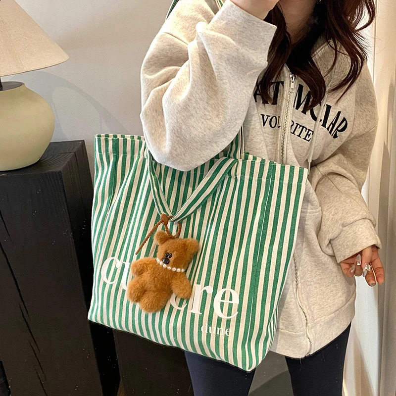 Large capacity striped tote bag shoulder canvas casual trend letter pattern teddy bear doll decoration 240906
