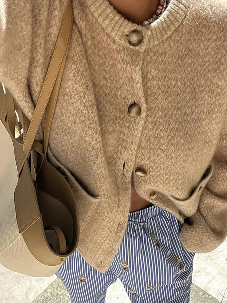 Fashion khaki womens short knitted cardigan elegant Oneck long sleeved single chest pocket sweater Communicating 240905