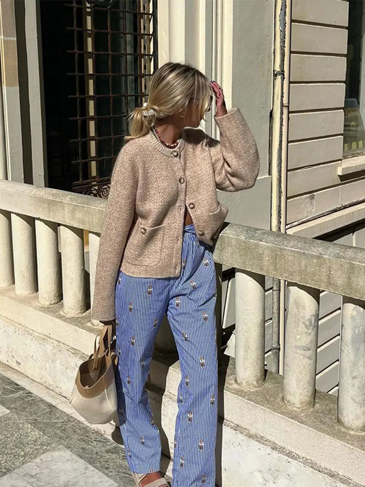 Fashion khaki womens short knitted cardigan elegant Oneck long sleeved single chest pocket sweater Communicating 240905