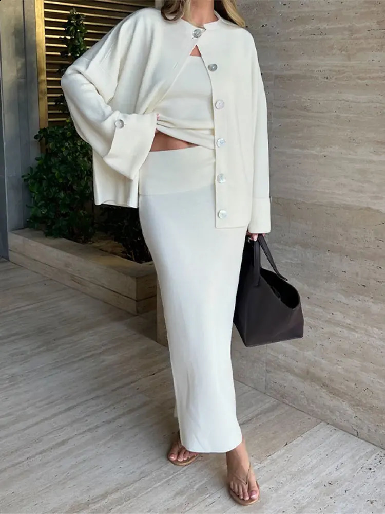Elegant white womens knitted cardigan chic Oneck long sleeved sweater single chest autumn office ladies Communicating knit 240905