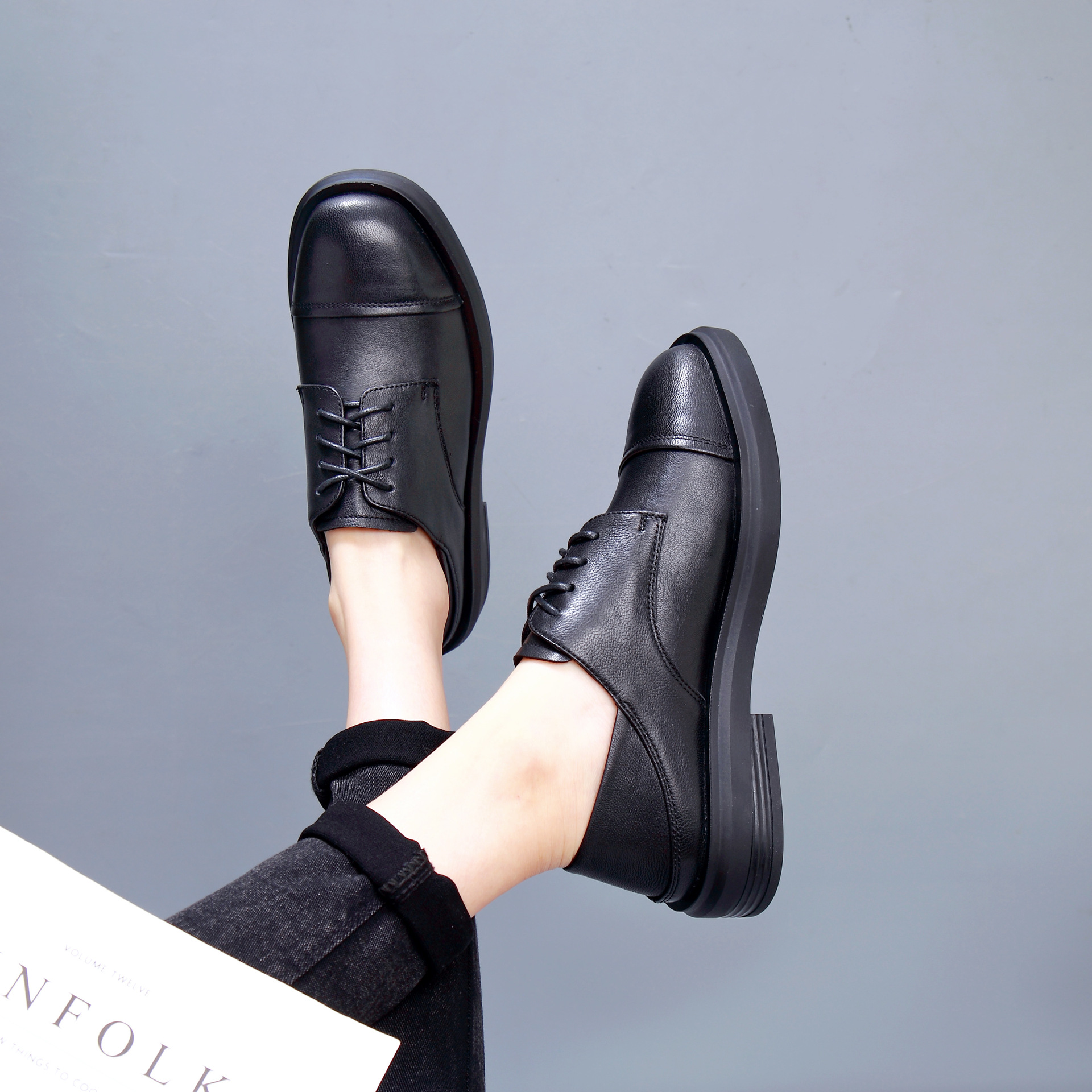 Head layer cowhide small leather shoes 2023 new moccasin British style flat bottom lace thick bottom single shoes female