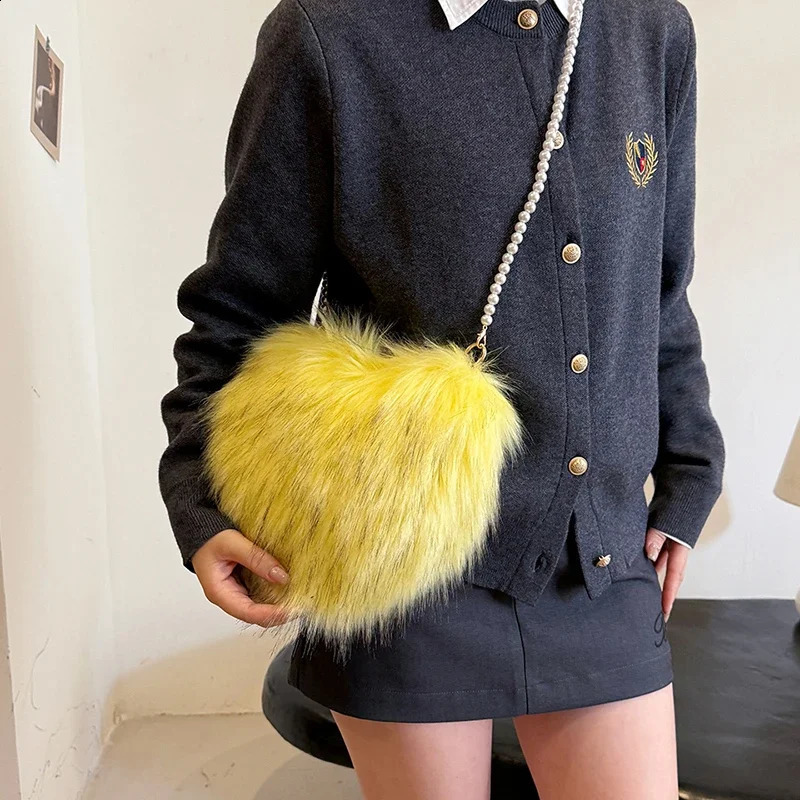 Winter Fashion Womens Artificial Fur Bag Heart shaped Plush Shoulder Pearl Chain Cross Body Soft Warm Sun Clutch 240906