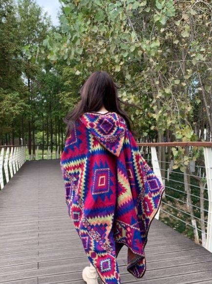 Great Northwest Ethnic Tourism Wear a Yunnan Grassland Desert Super Warm Cape Xizang