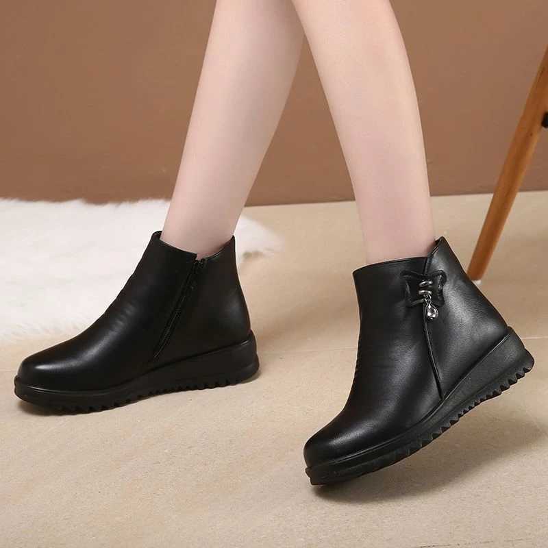Womens casual leather boots winter trend middle-aged and elderly sole shoes womens warm cotton shoes anti slip wool womens boots CL240906