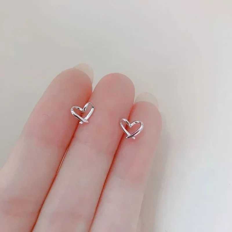New heart-shaped earrings worn daily by women with low allergy minimum size cute star silver girl perforated jewelry gift W240803