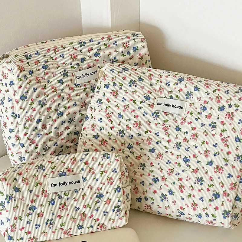 Fashionable retro floral womens makeup bag cotton handbag portable womens cosmetics storage handbag travel organizer zipper duvet cover bag W240905