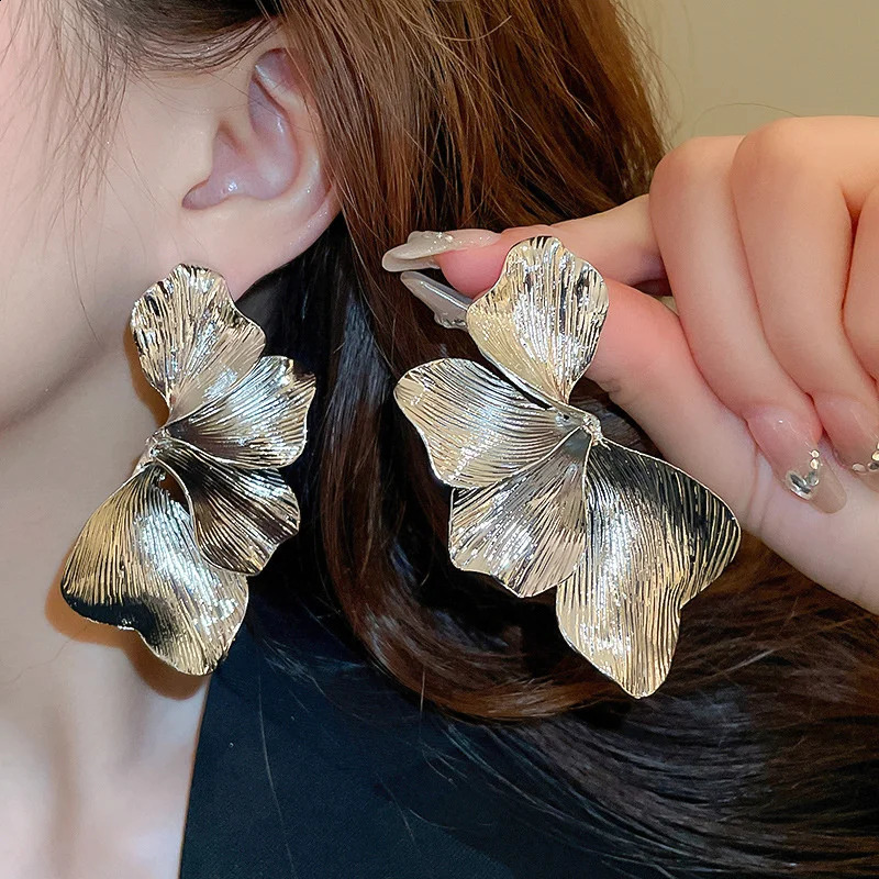 Xiaoluoke retro geometric metal leaf stud earrings suitable for female punk extruded gold earrings party jewelry gifts 240905