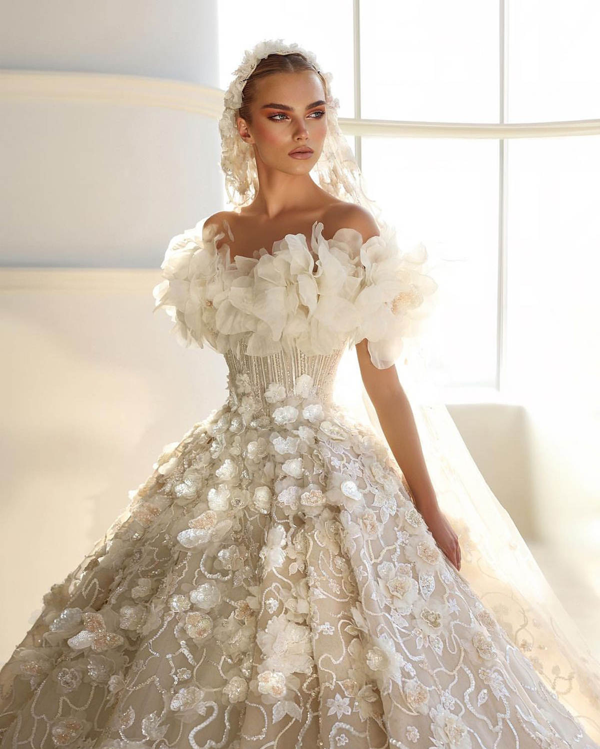 Gorgeous A Line Wedding Dress Off Shoulder Sleeveless Dresses 3D Appliques Sequins Court Train Bridal Gown Custom Made Vestido De Novia