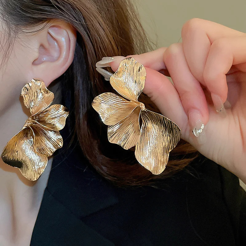 Xiaoluoke retro geometric metal leaf stud earrings suitable for female punk extruded gold earrings party jewelry gifts 240905