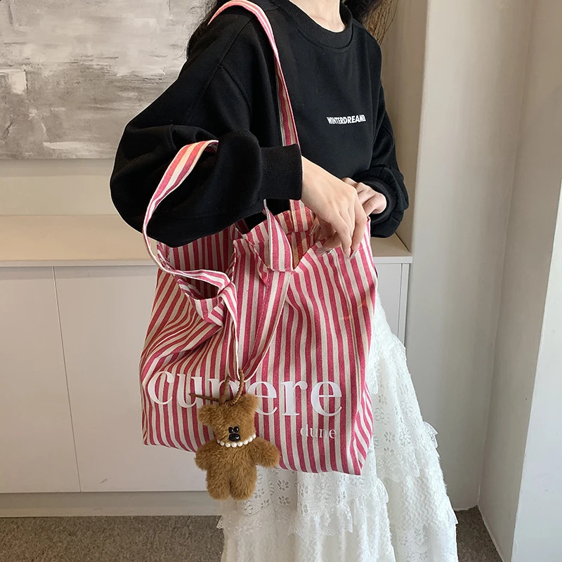 Large capacity striped tote bag shoulder canvas casual trend letter pattern teddy bear doll decoration 240906