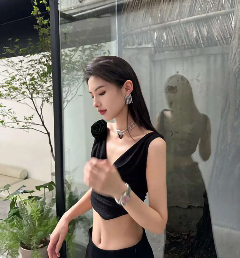 Naked waist sexy black flower vest 2024 summer new ins fashionable design pure desire style slimming
