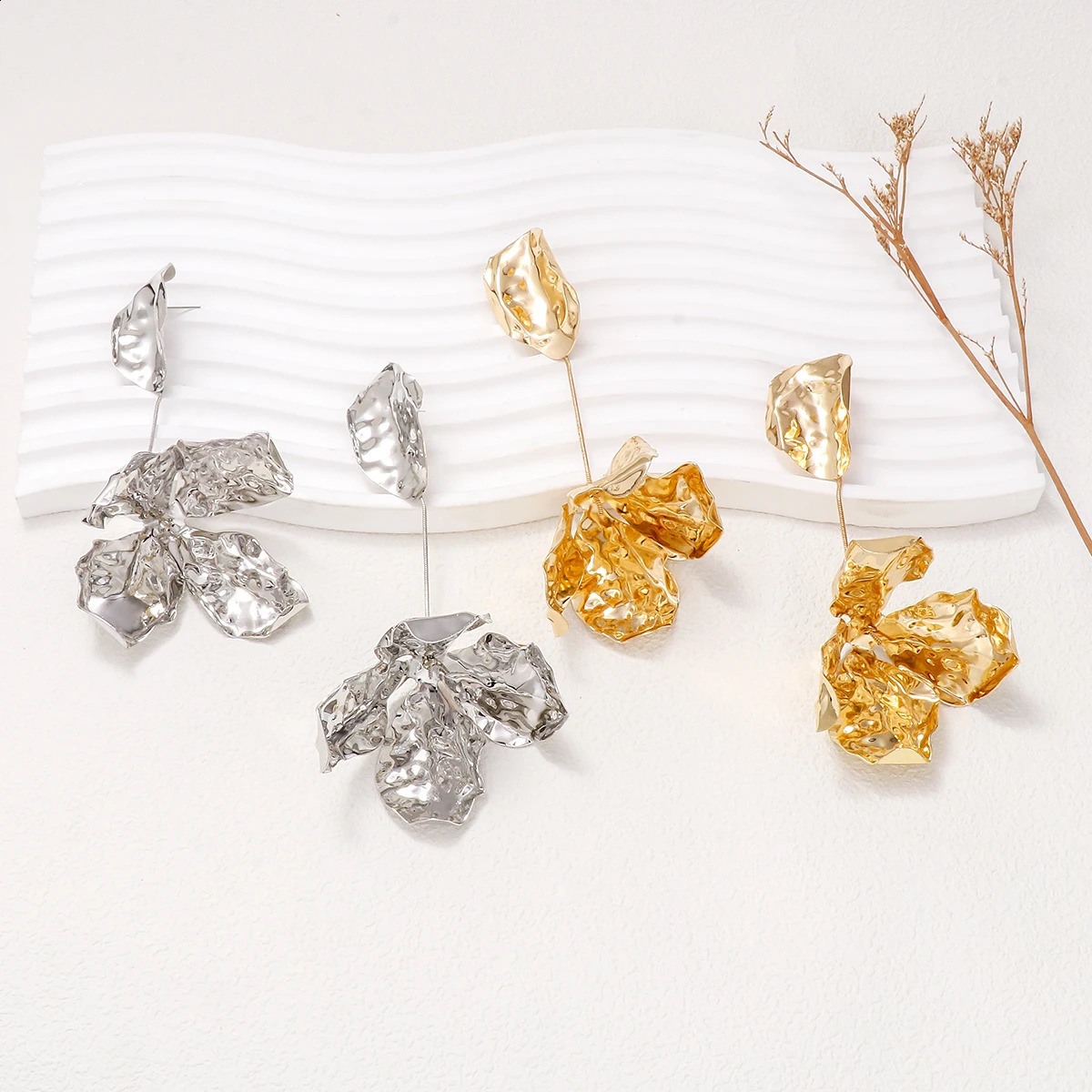 2024 Womens Holiday Party Accessories Metal Flower Earrings Declaration Jewelry 240905