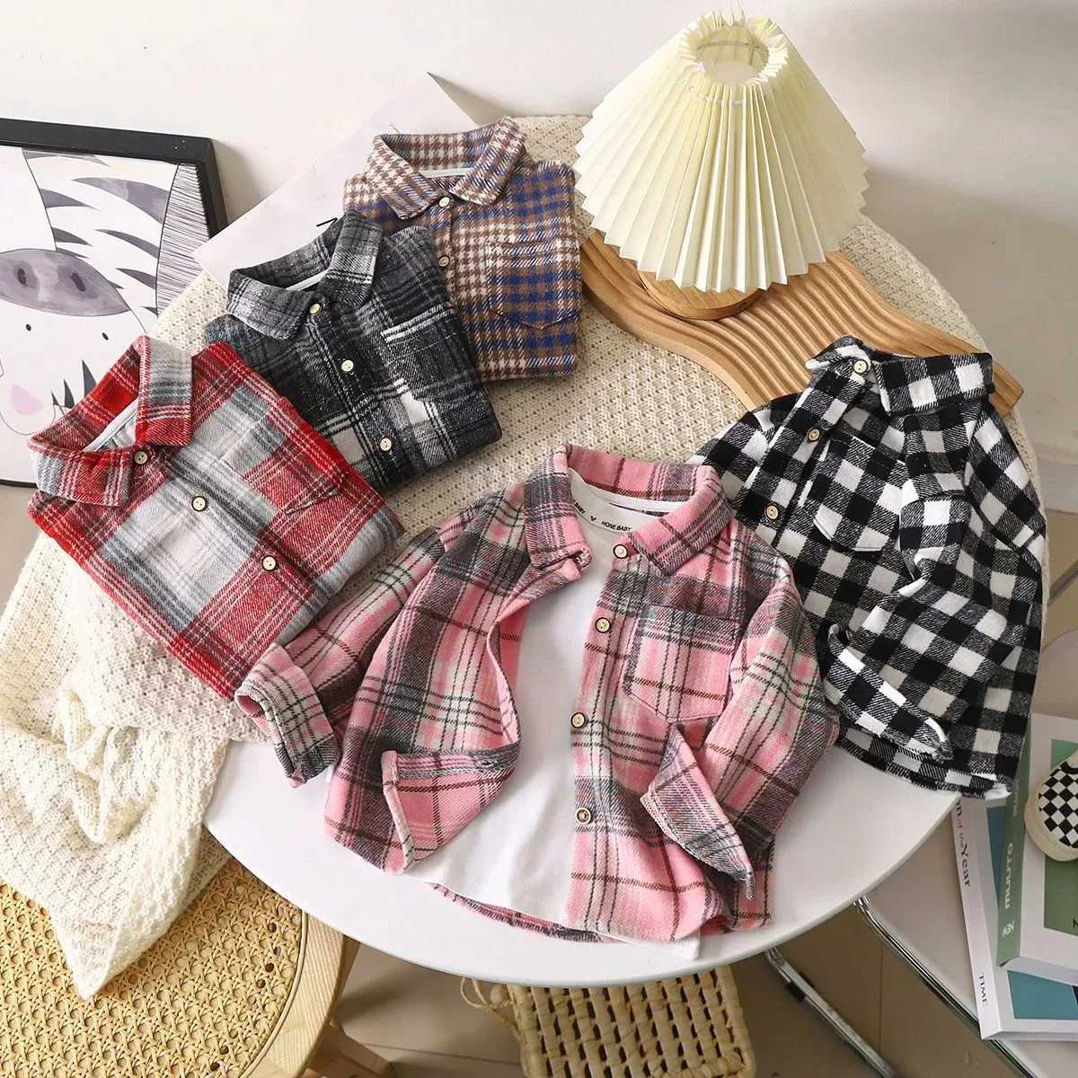 Spring and Autumn Boys and Girls Shirts New Childrens Checkered Shirt Retro Color blocked Cardigan Collar Top Coat Y240906