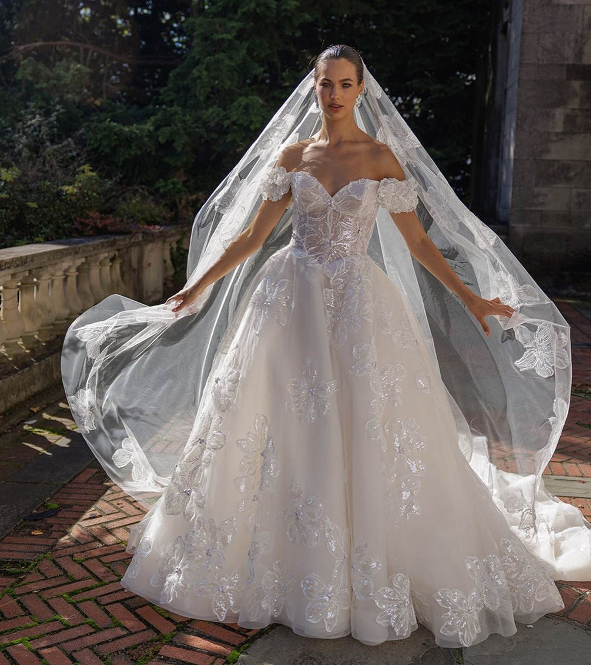 Elegant A Line Wedding Dress Off Shoulder Short Sleeve Lace Appliques Bridal Gowns Sexy Sweep Train Bride Dresses Custom Made