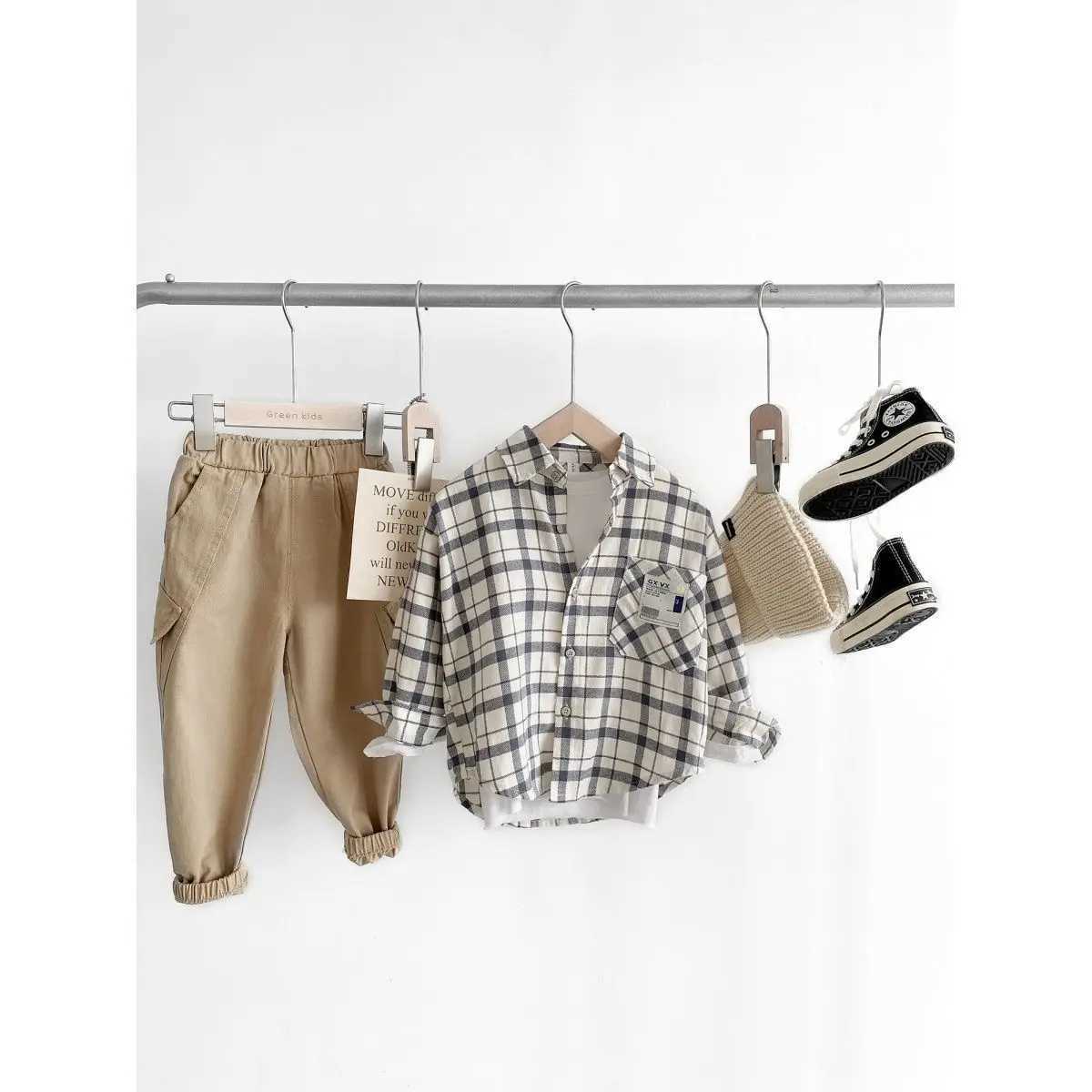 Childrens shirt 2024 new boys baby cotton checkered shirt spring and autumn childrens fashion lapel shirt top 1-8 years old Y240906