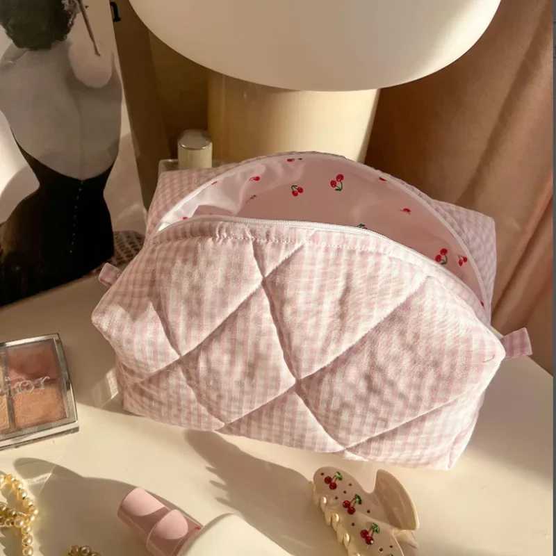 Fashionable checkered floral makeup bag large capacity portable cosmetic storage bag cotton quilt mattress makeup bag W240905