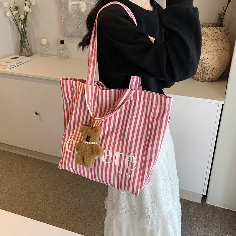 Large capacity striped tote bag shoulder canvas casual trend letter pattern teddy bear doll decoration 240906