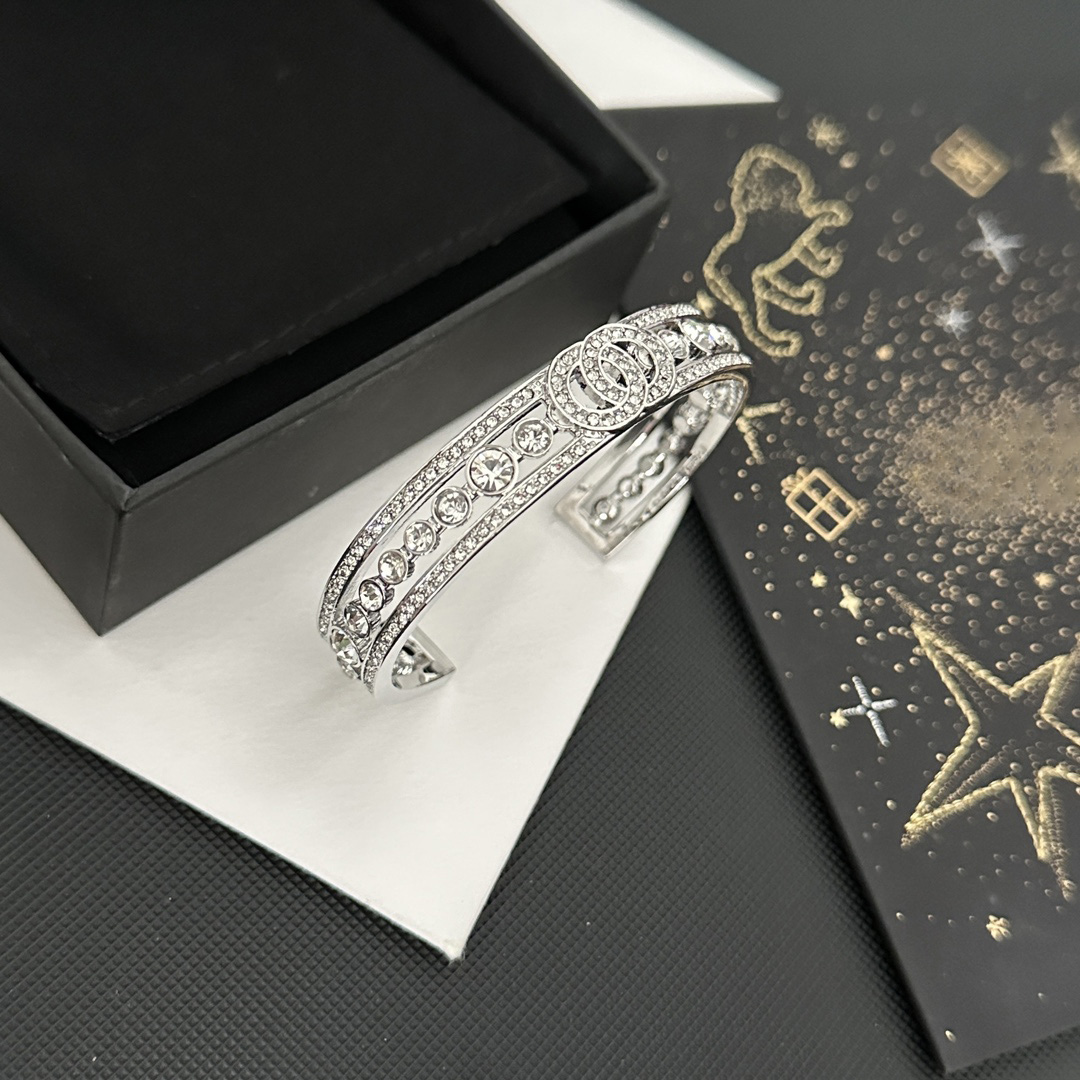 Designer Bracelets Bangle High Quality inlay White Crystal Round Letter Luxury Charm Bangles Women Jewelry Stainless steel Wristband Cuff Fashion Accessories